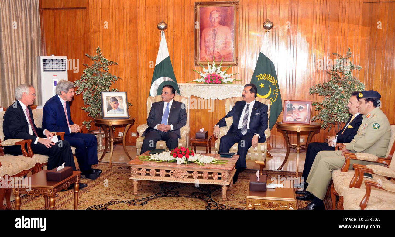 President, Asif Ali Zardari exchanges views with Senator John Kerry Chairman of US Senate Foreign Relations Committee, Stock Photo