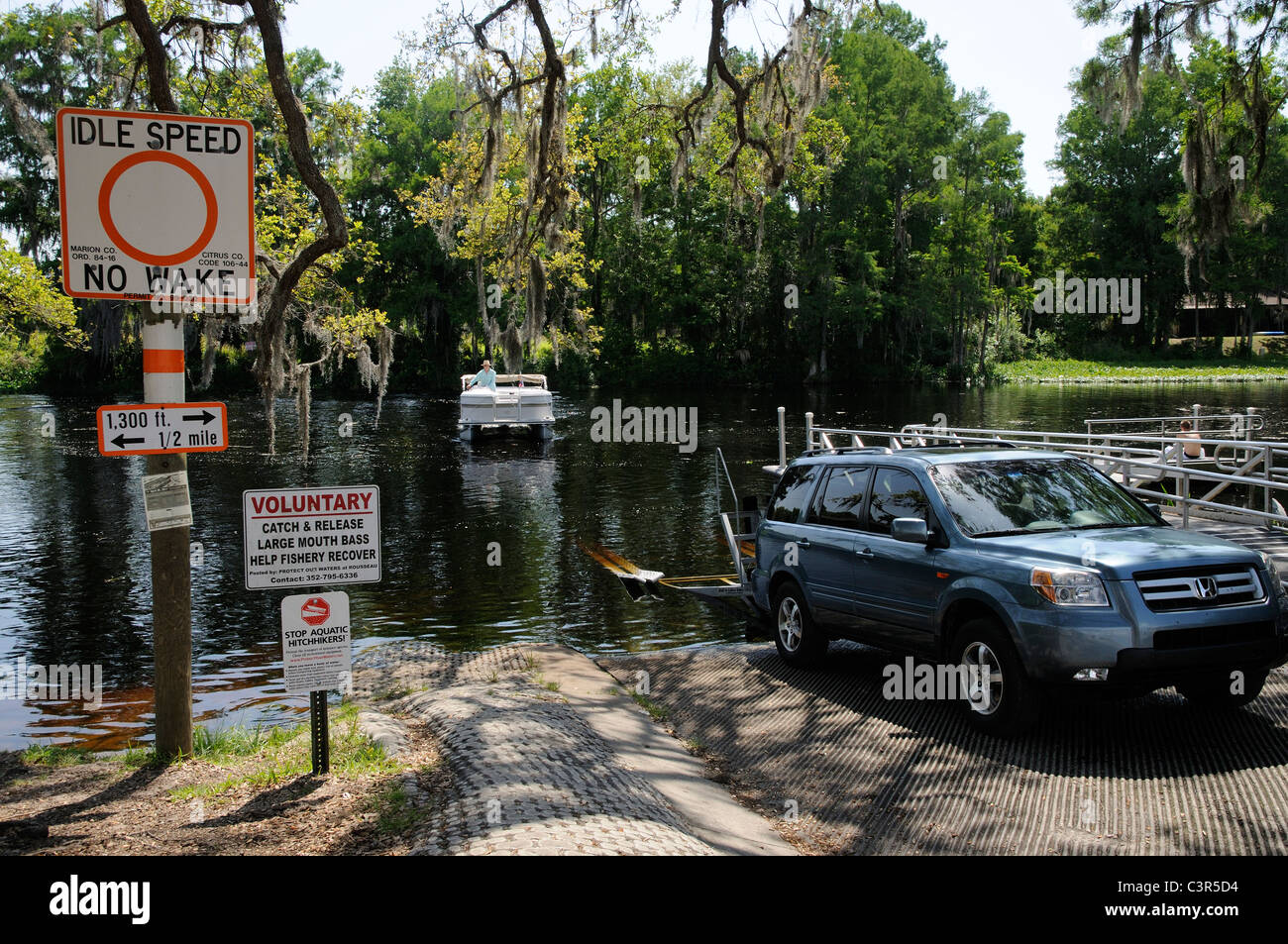 Bringing a Pontoon boat ashore from the Rainbow River at Dunnellon in