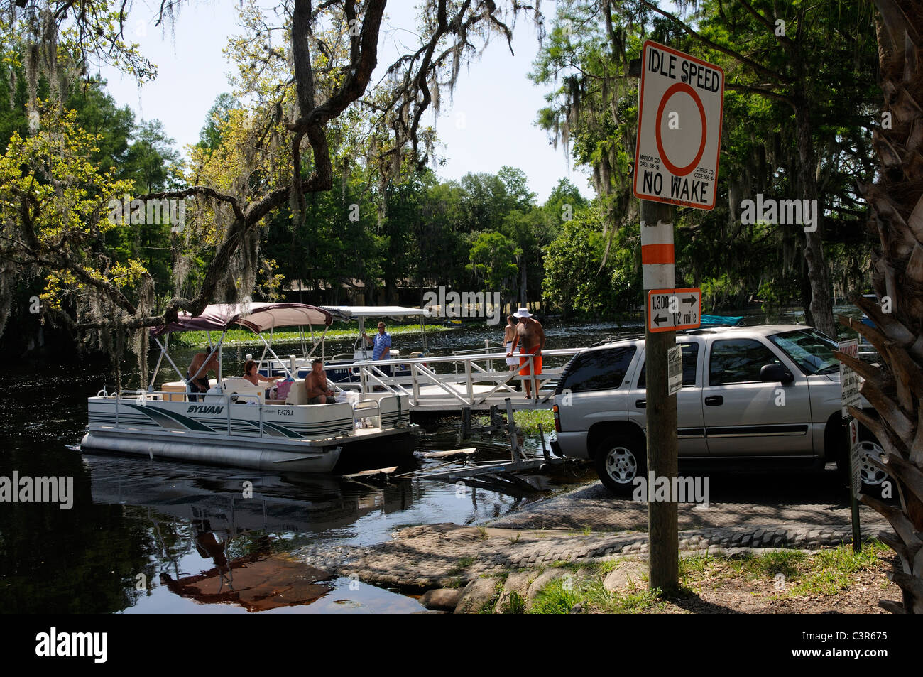 Bringing a Pontoon boat ashore from the Rainbow River at Dunnellon in