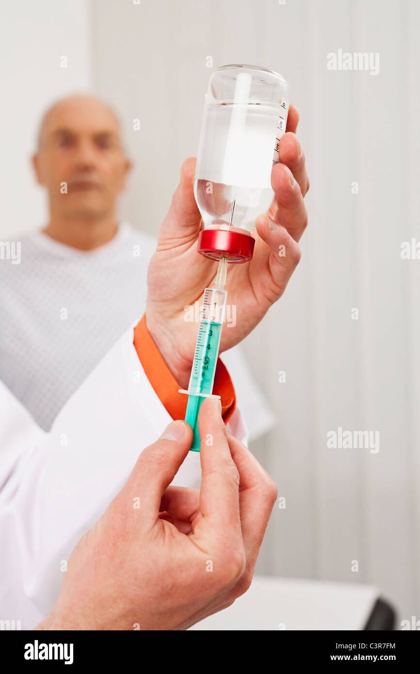 Doctor syringe preparing injection hi-res stock photography and images ...