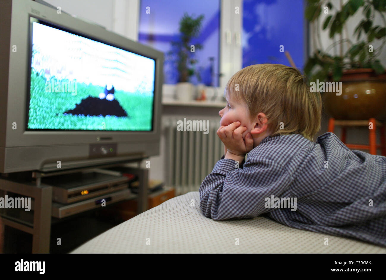 Дети смотрят на экран. Телевизор для детей. Мальчик у телевизора. Малыш и телевизор.