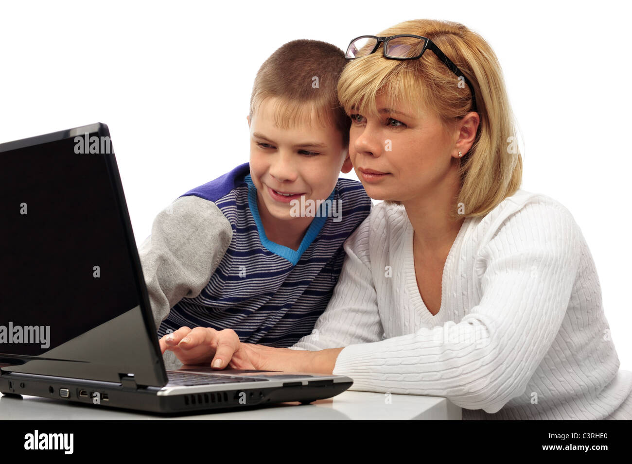 Русская мама училась в школе. Компьютер для детей. Родители и дети за компьютером. Дети родители компьютер. Мама с ребенком у компьютера.