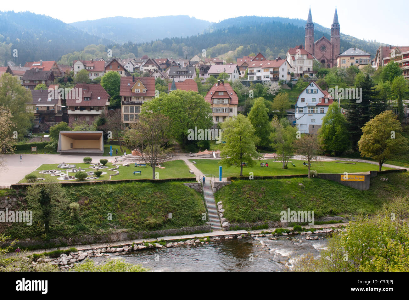 Stadtansicht Forbach, im Vordergrund die Parkanlage Murggarten mit dem Fluss Murg, Schwarzwald, Deutschland Stock Photo