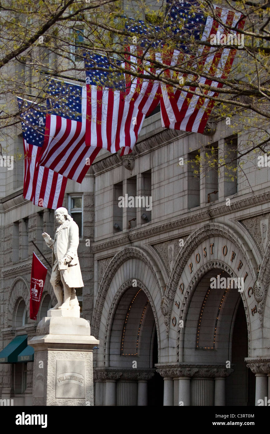 Statue of Benjamin Franklin in front of the Old Post Office Pavilion, Washington DC Stock Photo