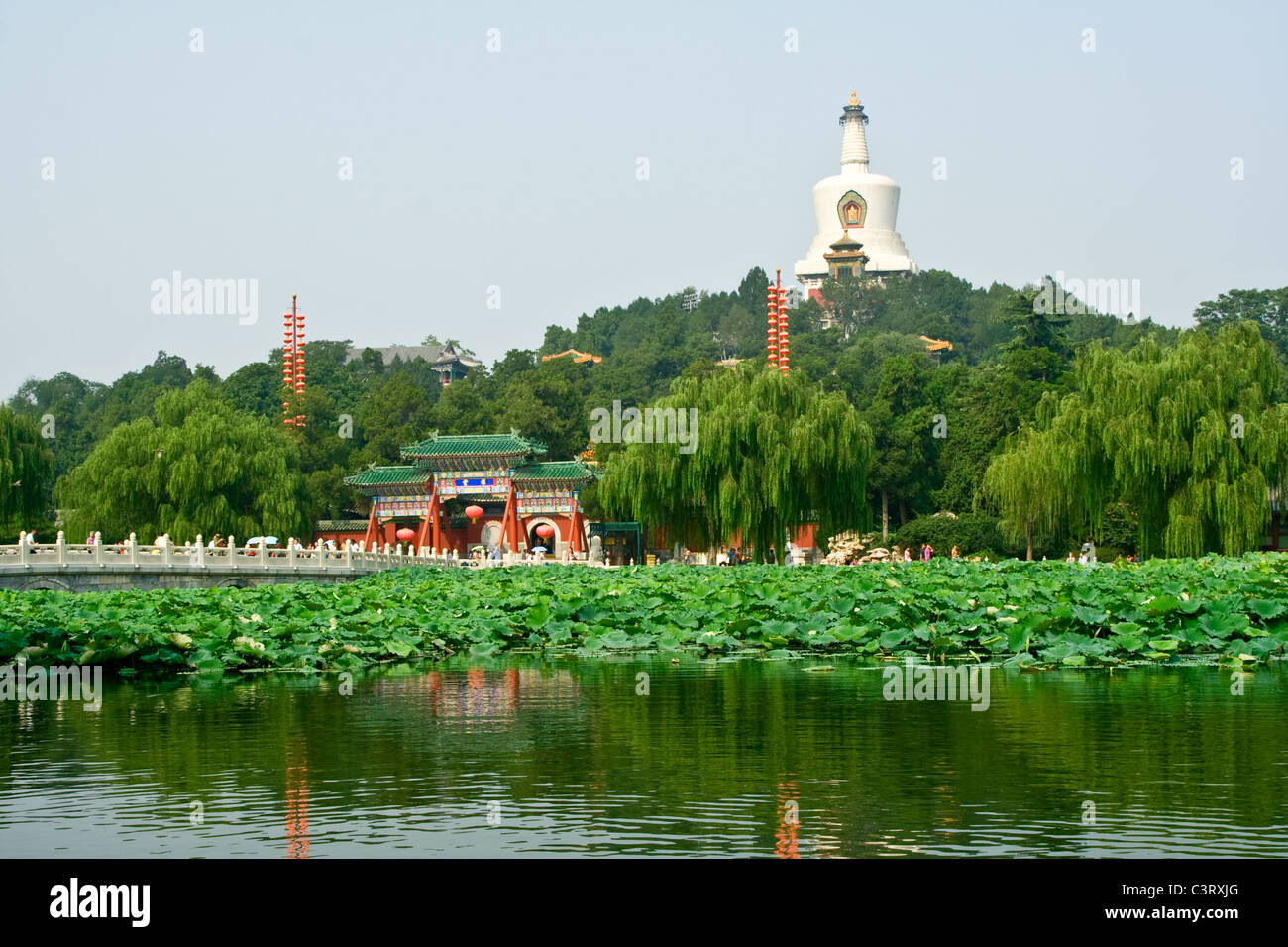 Императорский парк бэйхай. Парк бэйхай в пекине белая дагоба. Императорский сад бэйхай. Бэйхай. Парк бэйхай в пекине.