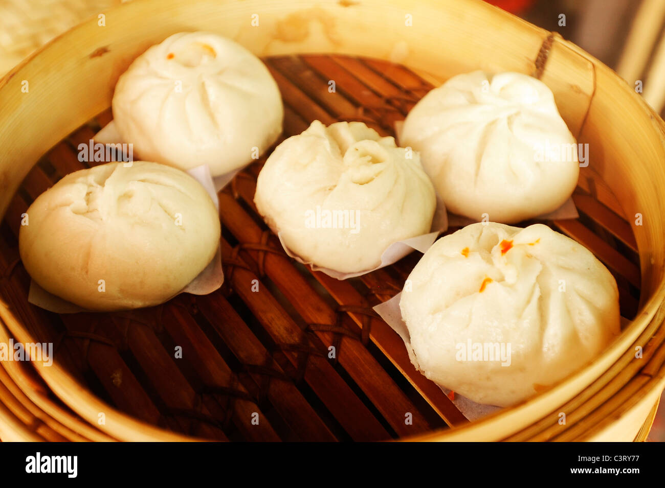 https://c8.alamy.com/comp/C3RY77/steam-dumpling-in-bamboo-round-basket-chinese-delicacy-bangkok-thailand-C3RY77.jpg