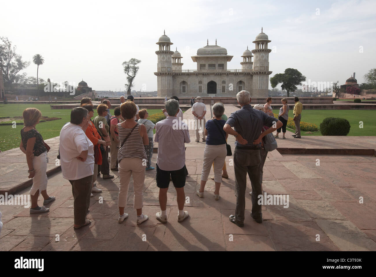 Tourists arrive at the India Baby Taj Itimad Ud Daulah Tomb of Mizra Ghiyas Beg, Agra Uttar Pradesh Stock Photo