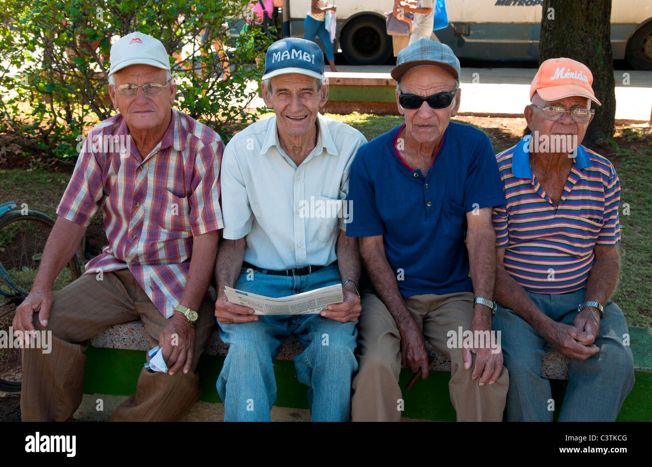 Old men on park bench hi-res stock photography and images - Alamy