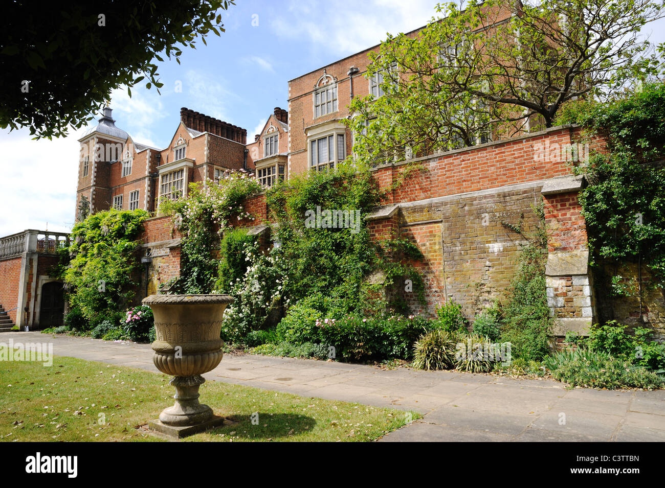 Traditional english country wall hi-res stock photography and images ...