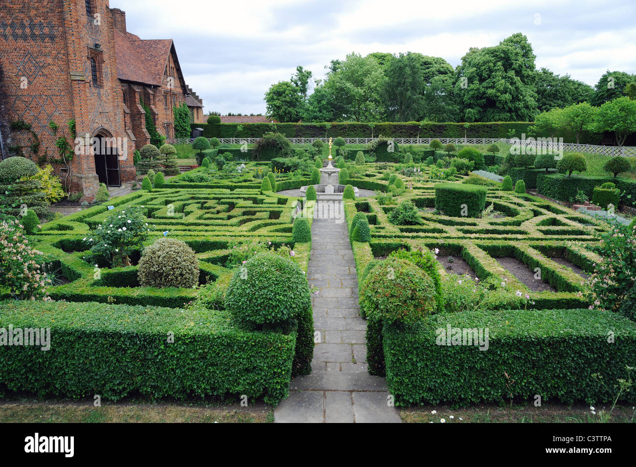 Hatfield house maze hires stock photography and images Alamy