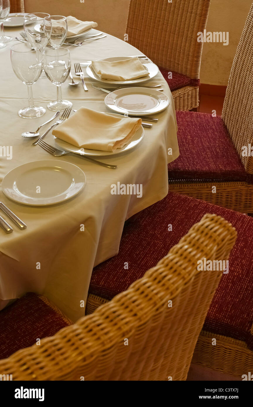 Round dining table and chairs Stock Photo - Alamy