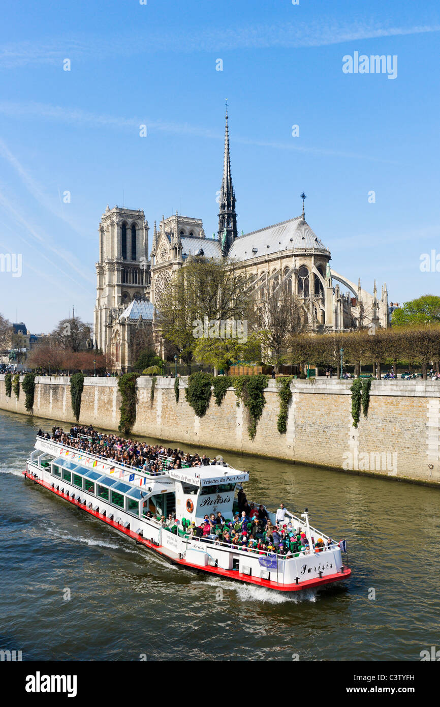 Cruise boat on River Seine in front of southern facade of the Cathedral of Notre Dame de Paris, Ile de la Cite, Paris, France Stock Photo