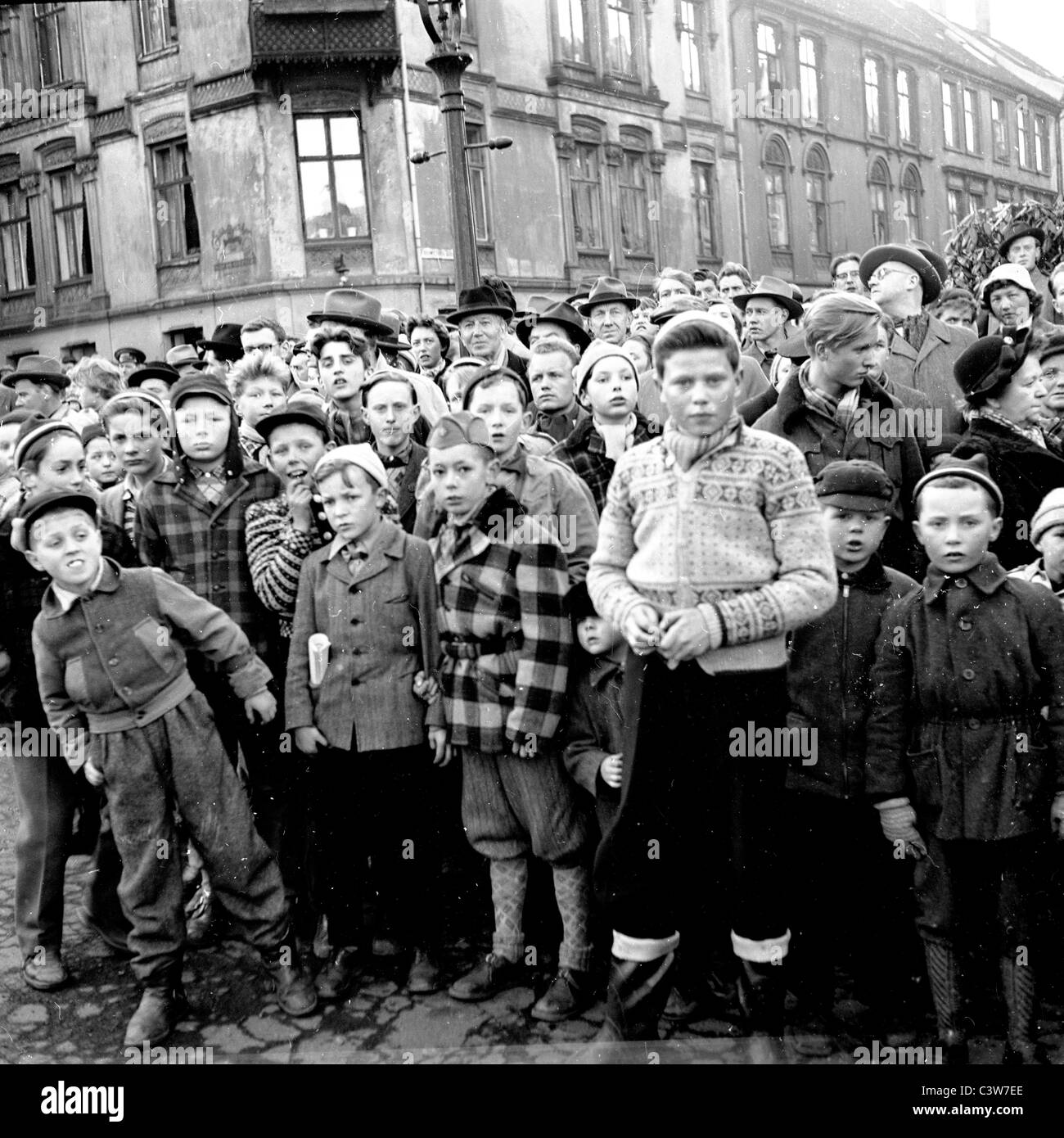 1950s. An historical picture from J Allan Cash of people including children at the front, waiting in a street, Bergen, Norway. Stock Photo
