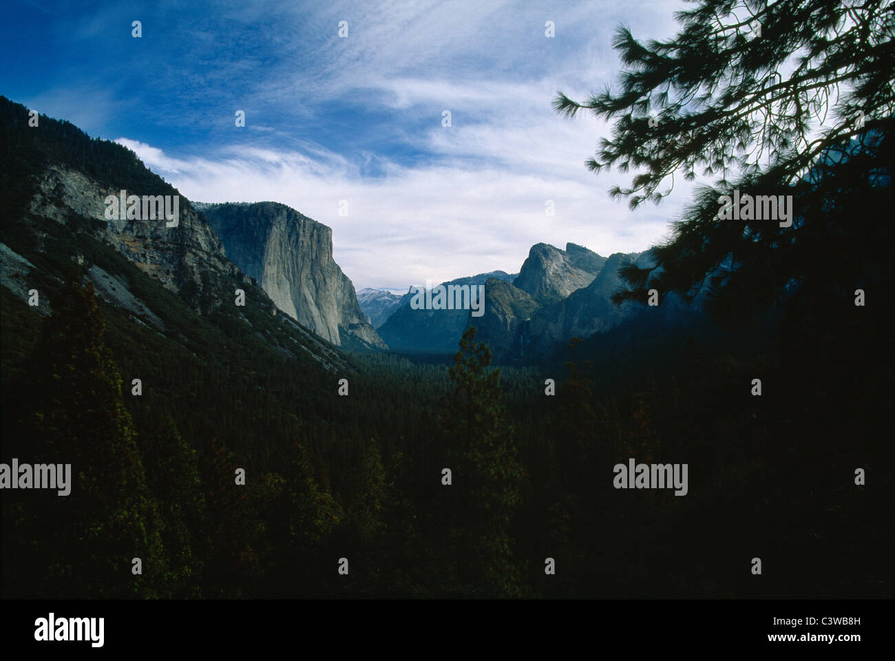 BEAUTIFUL SCENIC VIEW OF YOSEMITE VALLEY FROM INSPIRATION POINT ...