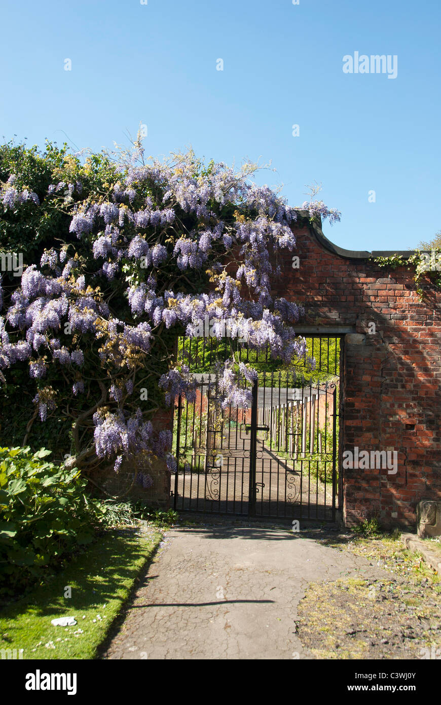Path gate walled garden hi-res stock photography and images - Alamy