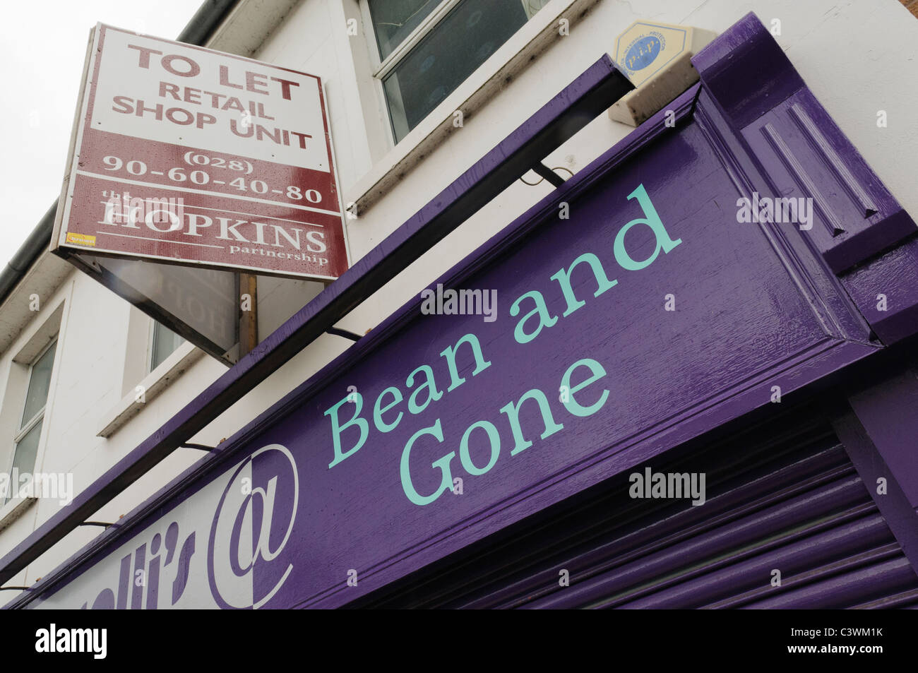 To Let sign at a closed business ironically called 'Bean and Gone' Stock Photo