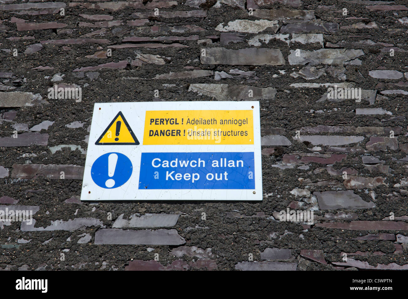 Danger, Keep out warning sign in English and Welsh, at Dinorwig slate mine, Snowdonia, North Wales, UK Stock Photo