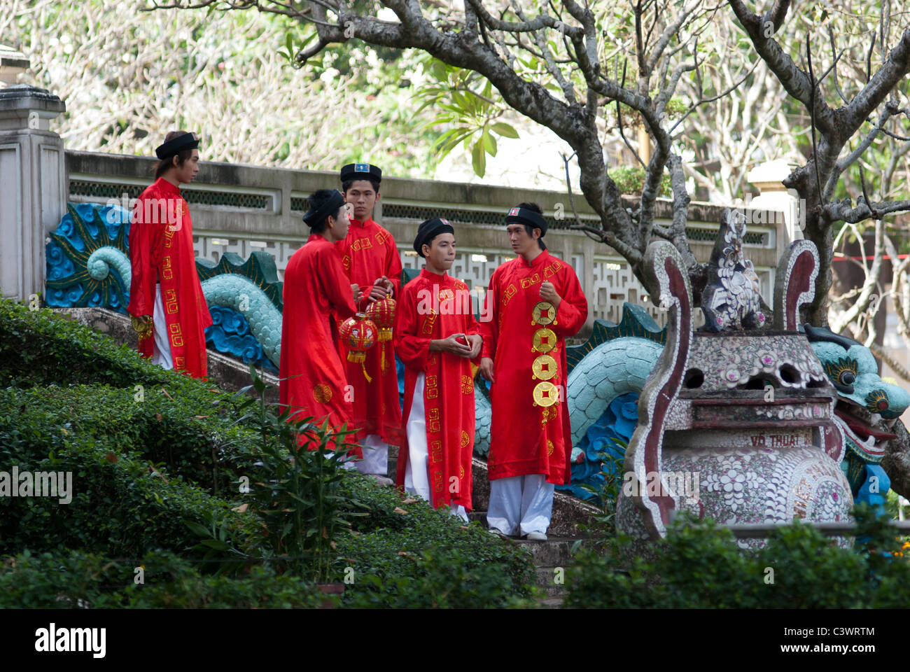 Vietnamese traditional dress hi-res stock photography and images - Alamy