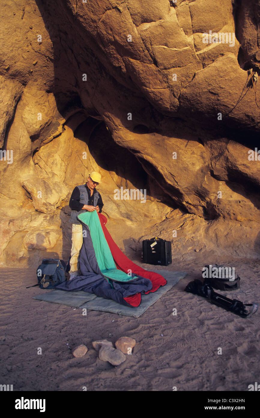 Algeria, Djanet. National Park Tassili n'Ajjer. Photographer, packing in morning after having spend the night under the stars Stock Photo