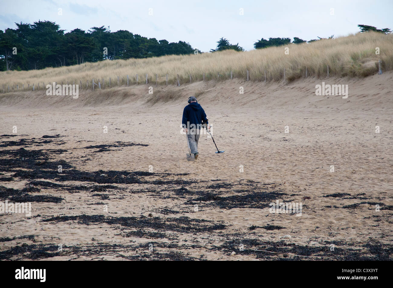 un homme avec nu detecteur de metaux sur une plage a man with bare