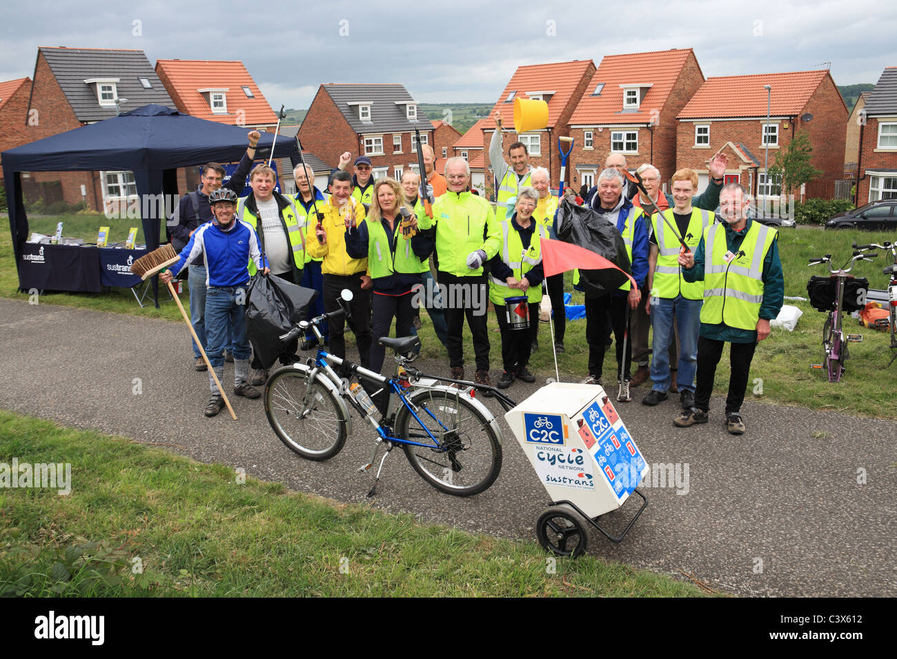 Sustrans volunteer rangers work on the coast to coast c2c cycle track at Stanley, NE England, UK Stock Photo