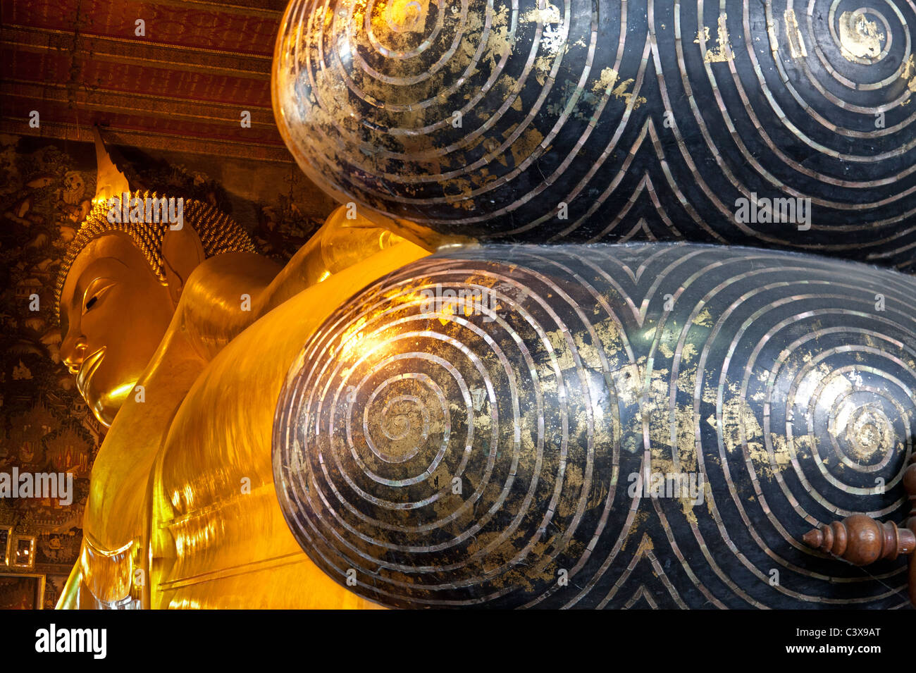 Wat Pho Temple, Bangkok - the reclining Buddha 9 Stock Photo - Alamy