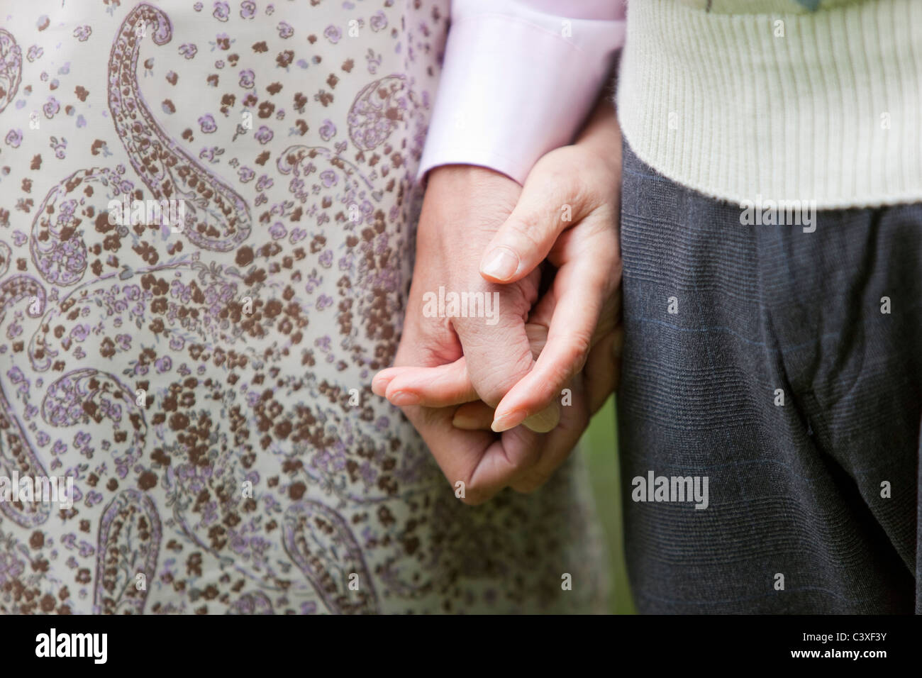 Senior couple close up hands hi-res stock photography and images - Alamy