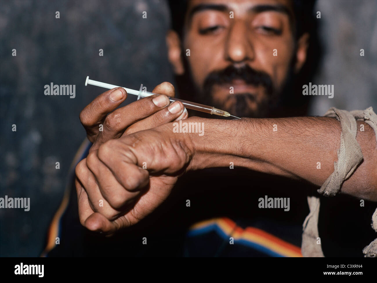 Drug addict injecting heroin. Bombay, India Stock Photo Alamy