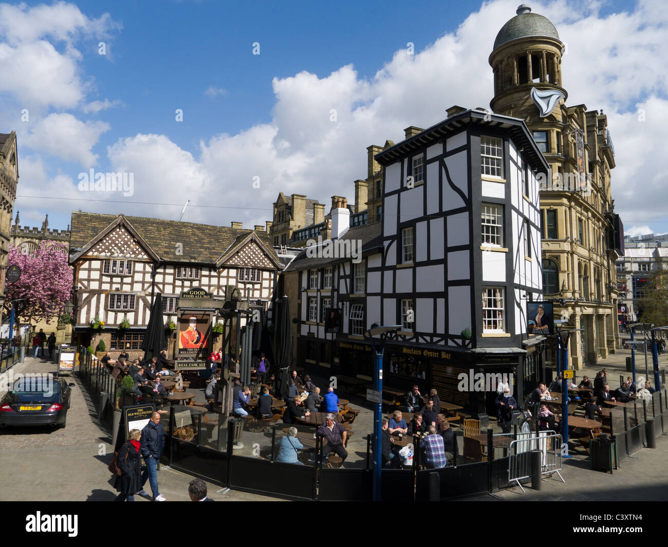 Crowd at Sinclair's Oyster Bar Manchester Stock Photo Alamy