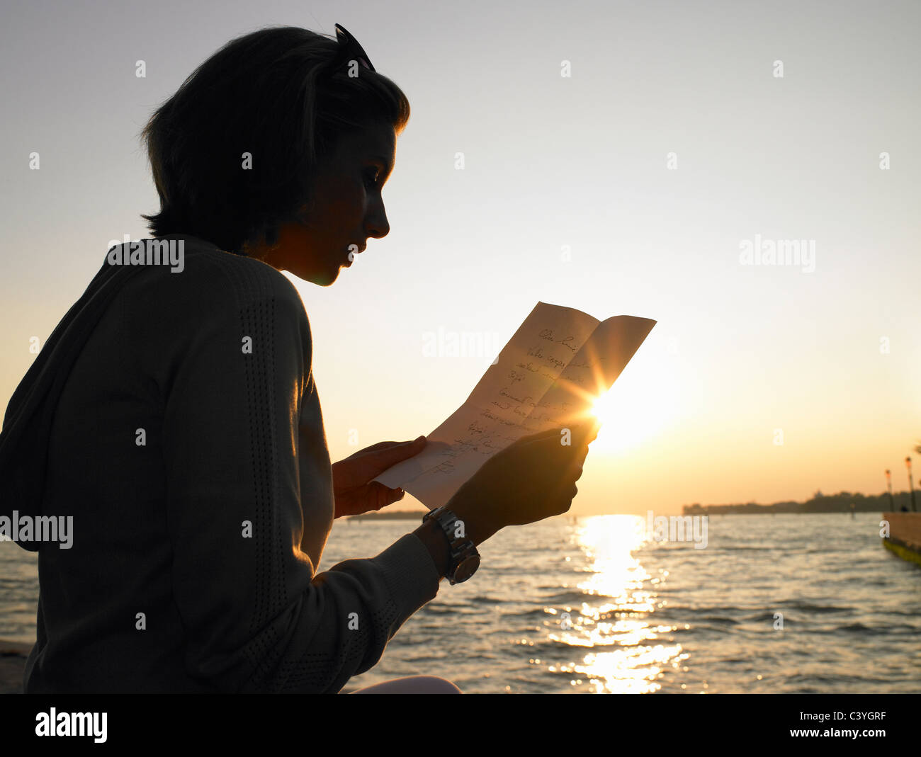 Девушка на пляже с книжкой. Девушка отдыхает. Девушка с письмом в руках. Девушка на пляже. Девушка-море.