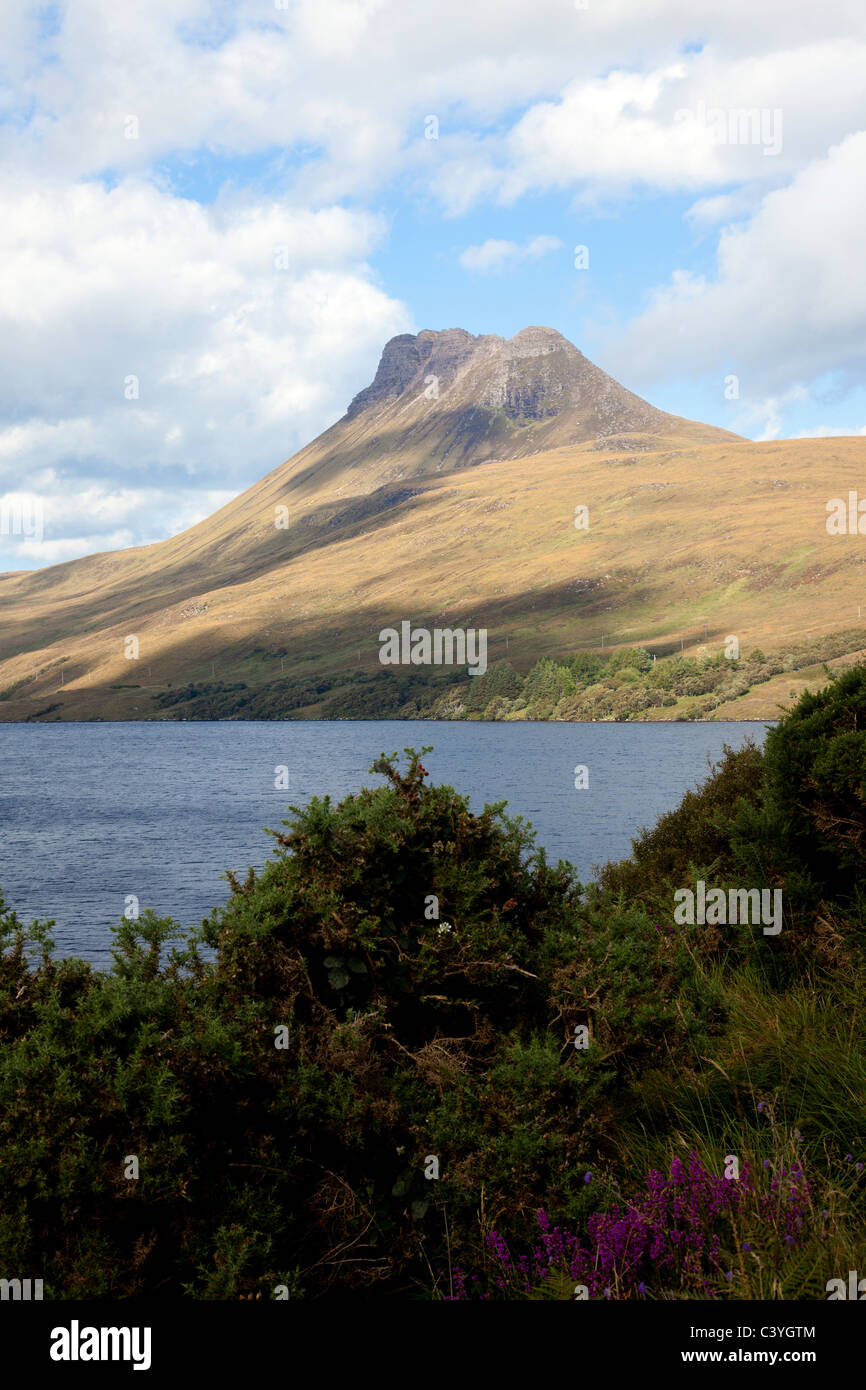 Stac Pollaidh with Loch Lurgain in foreground Stock Photo Alamy