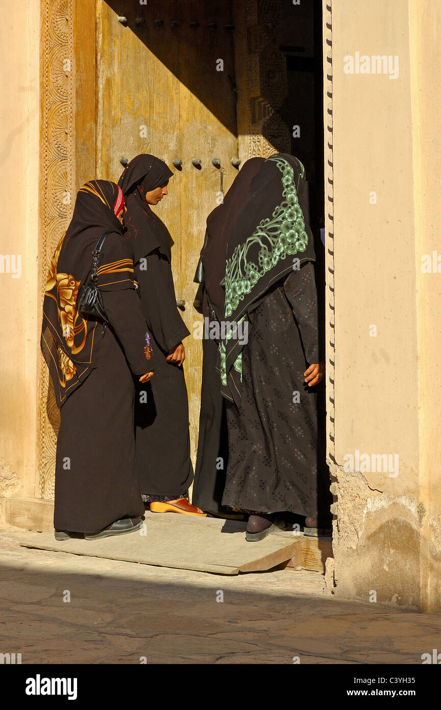 Omani women enter the Nizwa fort Stock Photo