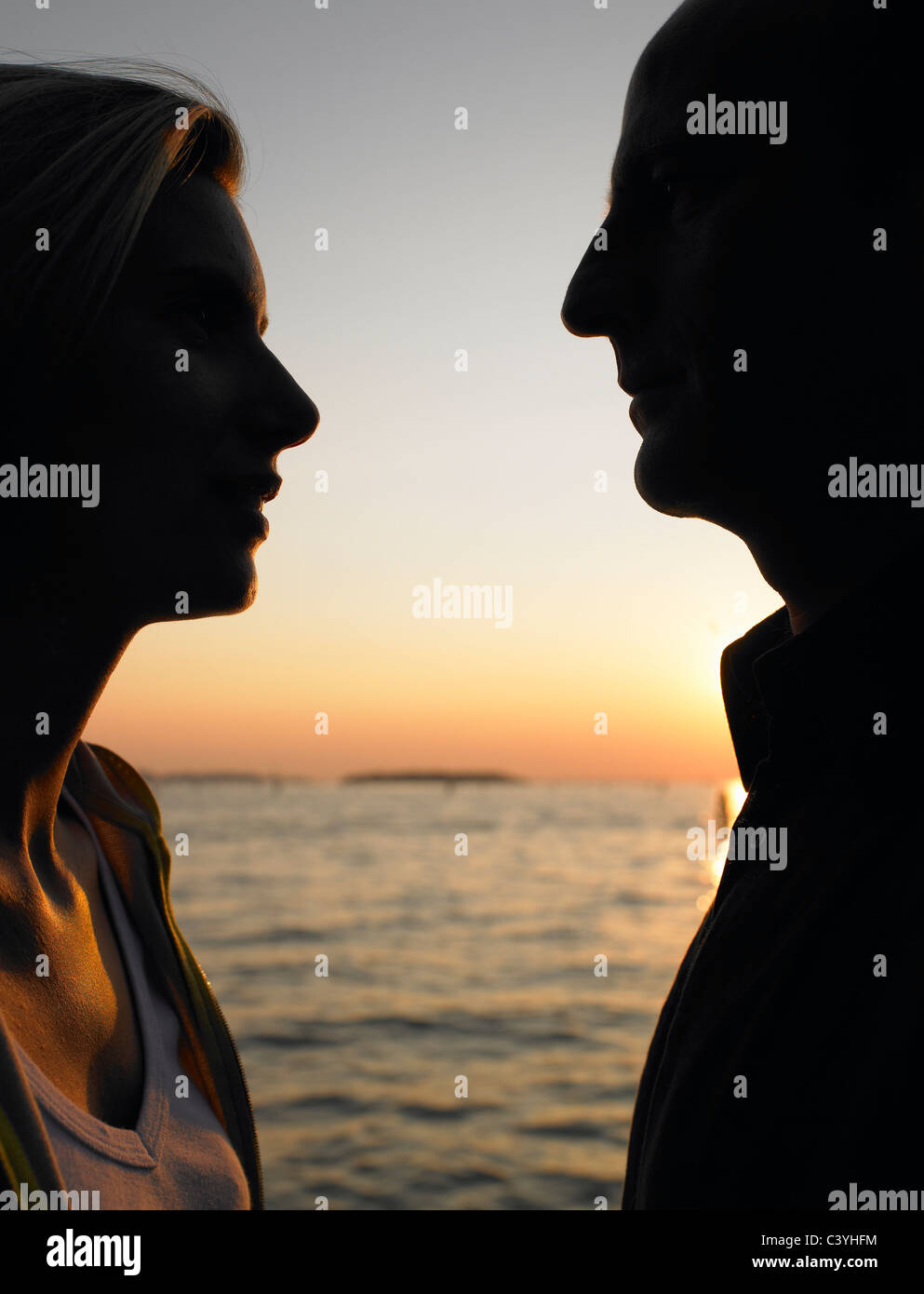 Silhouette of a couple Stock Photo - Alamy