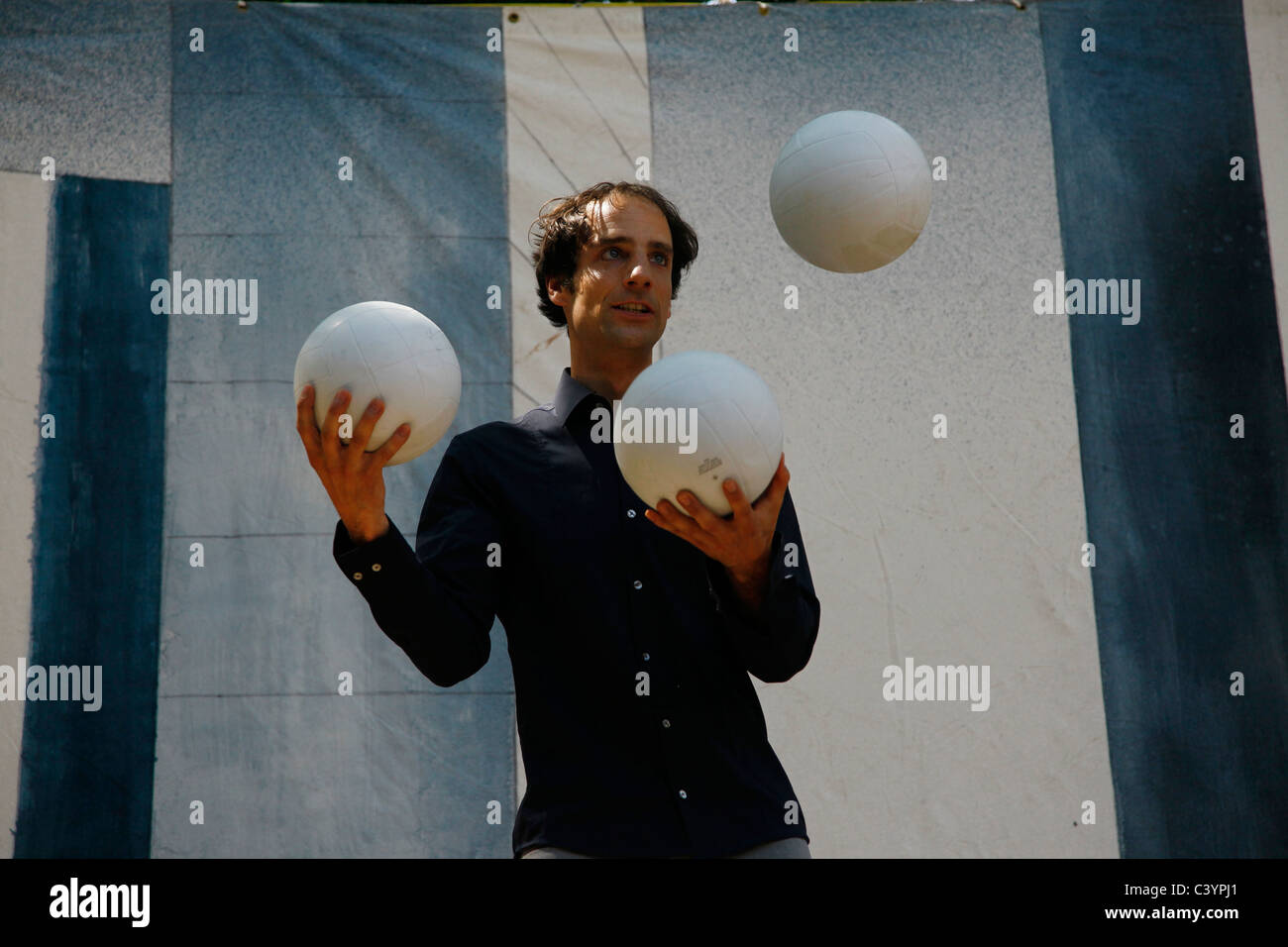 Juggler throwing balls in the air Stock Photo Alamy