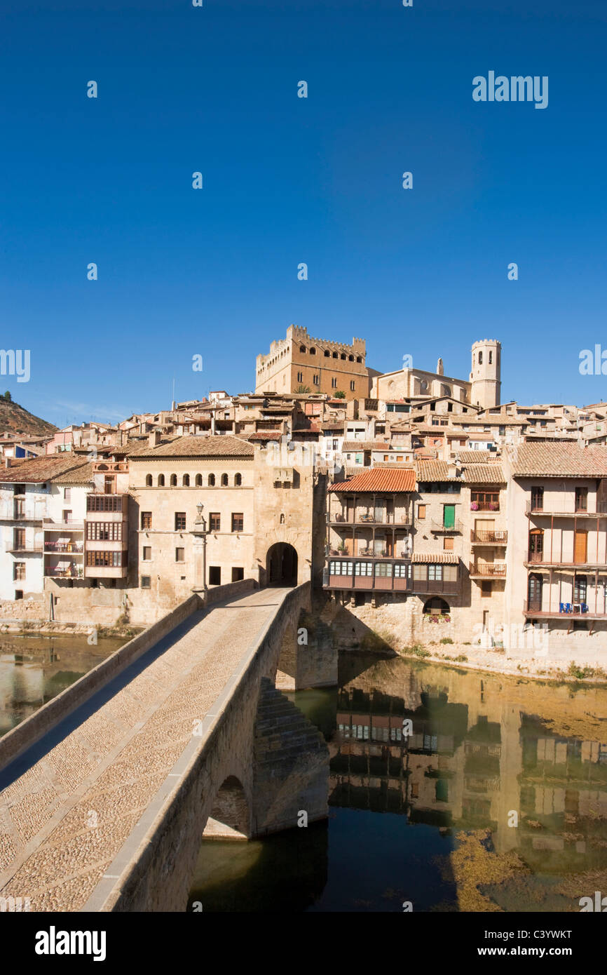 Spain, Europe, Extremadura, Maestrazgo, Valderobres, houses, homes, river, flow, bridge Stock Photo