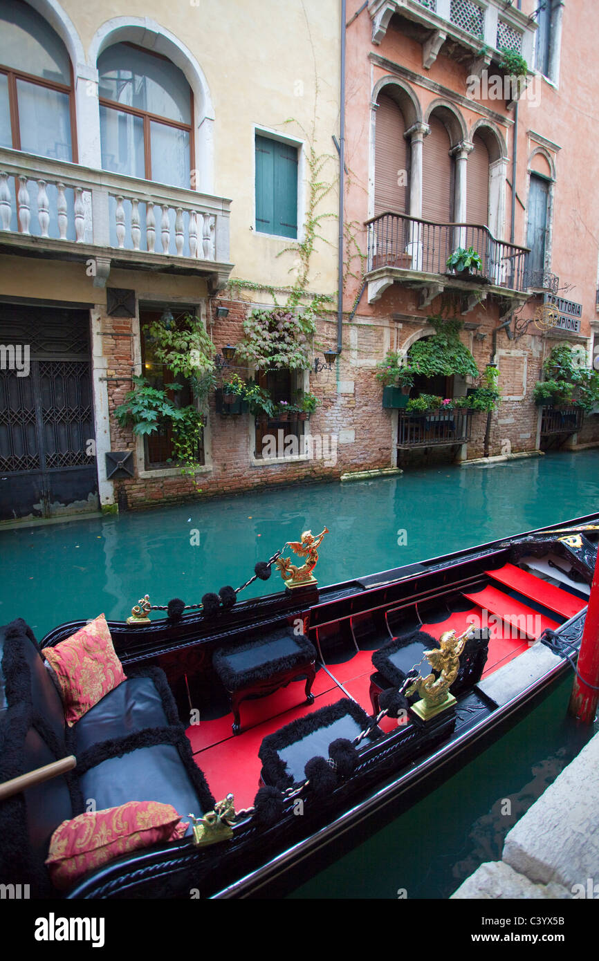 Venice gondola canal hi-res stock photography and images - Alamy