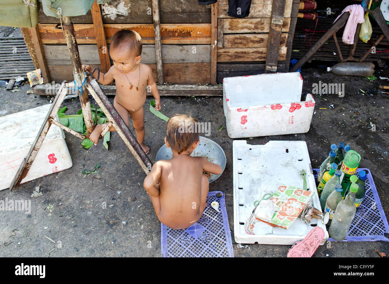 poor children in phnom penh street cambodia Stock Photo