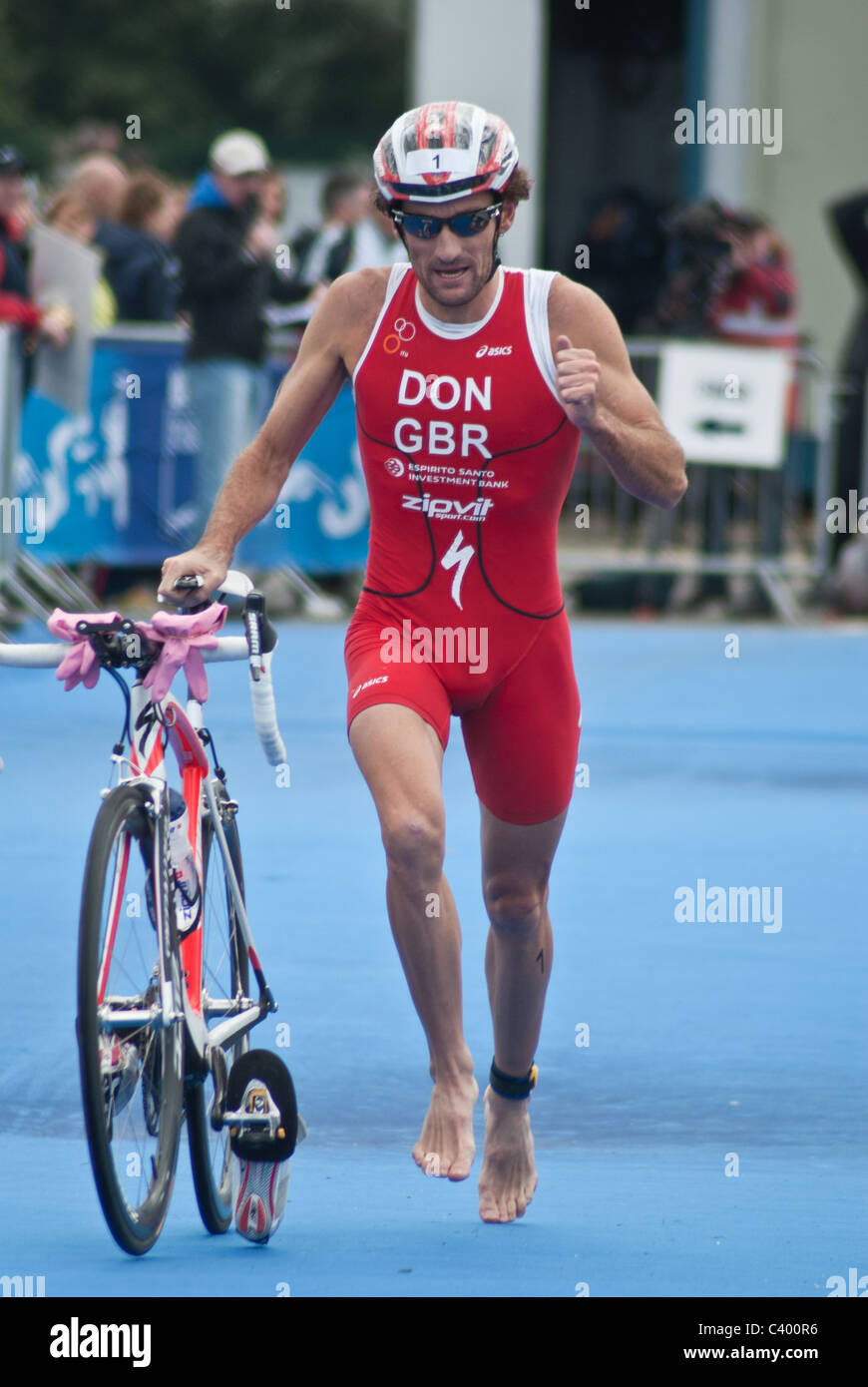 Tim Don, the winner of GE British Super Series Triathlon at the Strathclyde Country Park in transition Stock Photo