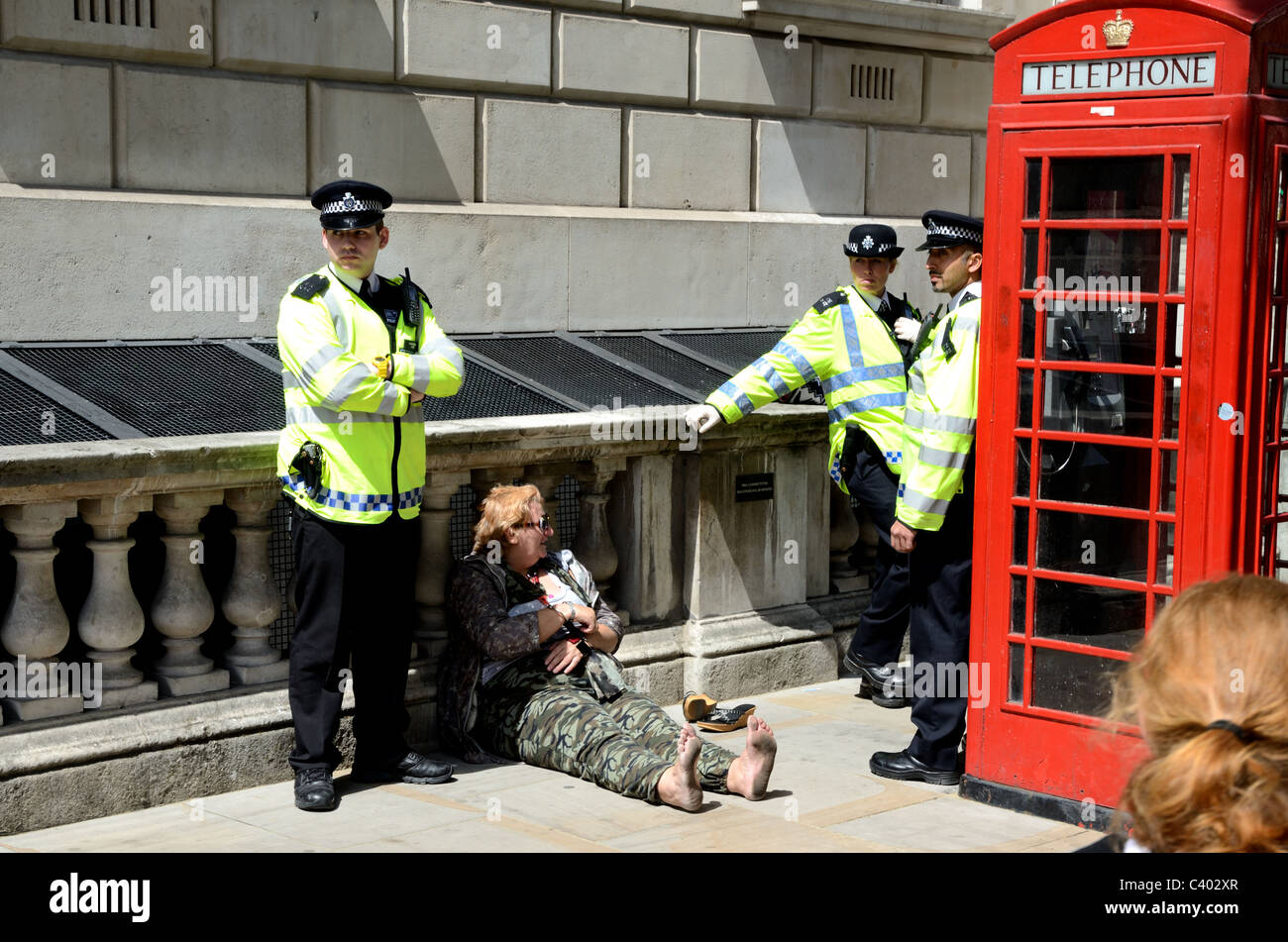 Handcuffed protester on Whitehall prior to President Obama's visit to Downing St Stock Photo
