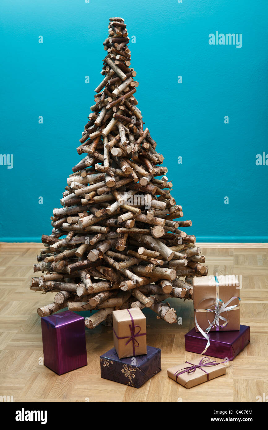 christmas tree with presents underneath Stock Photo Alamy