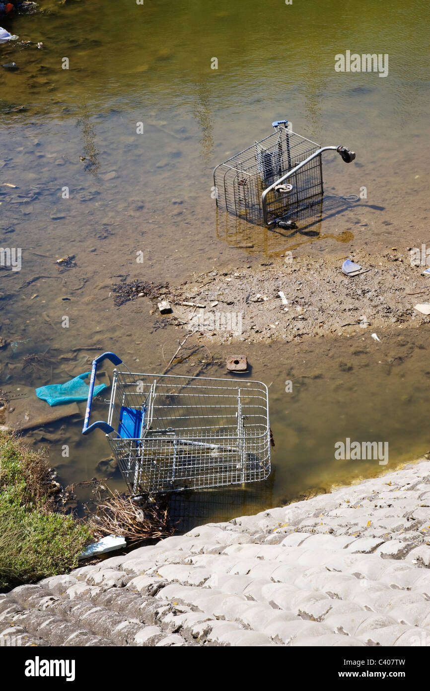 Vandalised Trolleys Hi-res Stock Photography And Images - Alamy