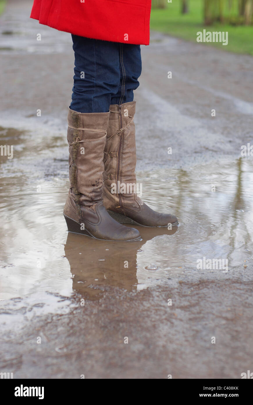 Мокрые сапоги. Красные резиновые сапоги. Ноги в луже. Девушки в мокрых сапогах. Девушка в мокрых сапожках.