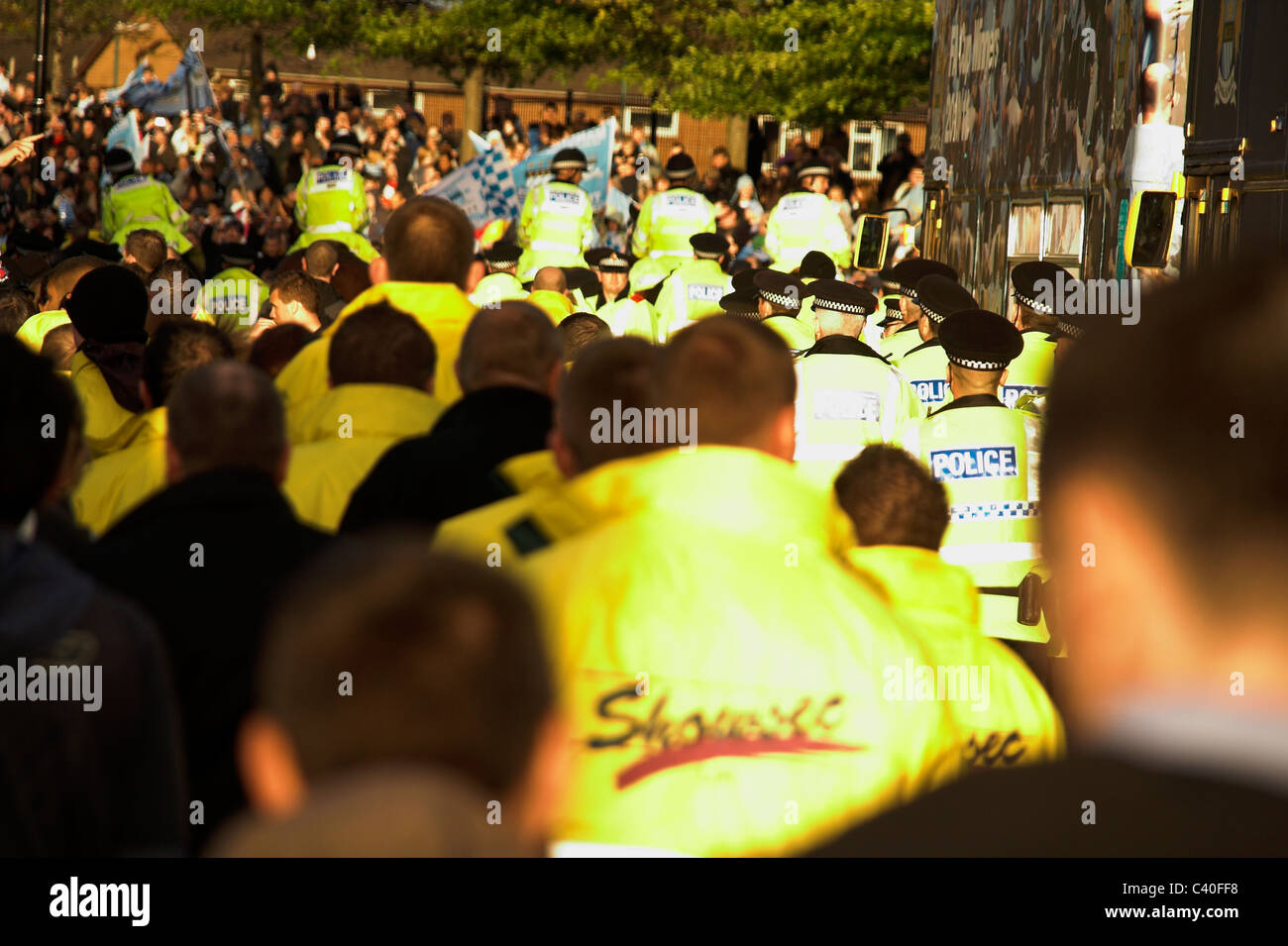 Hi viz yellow jackets hi-res stock photography and images - Alamy