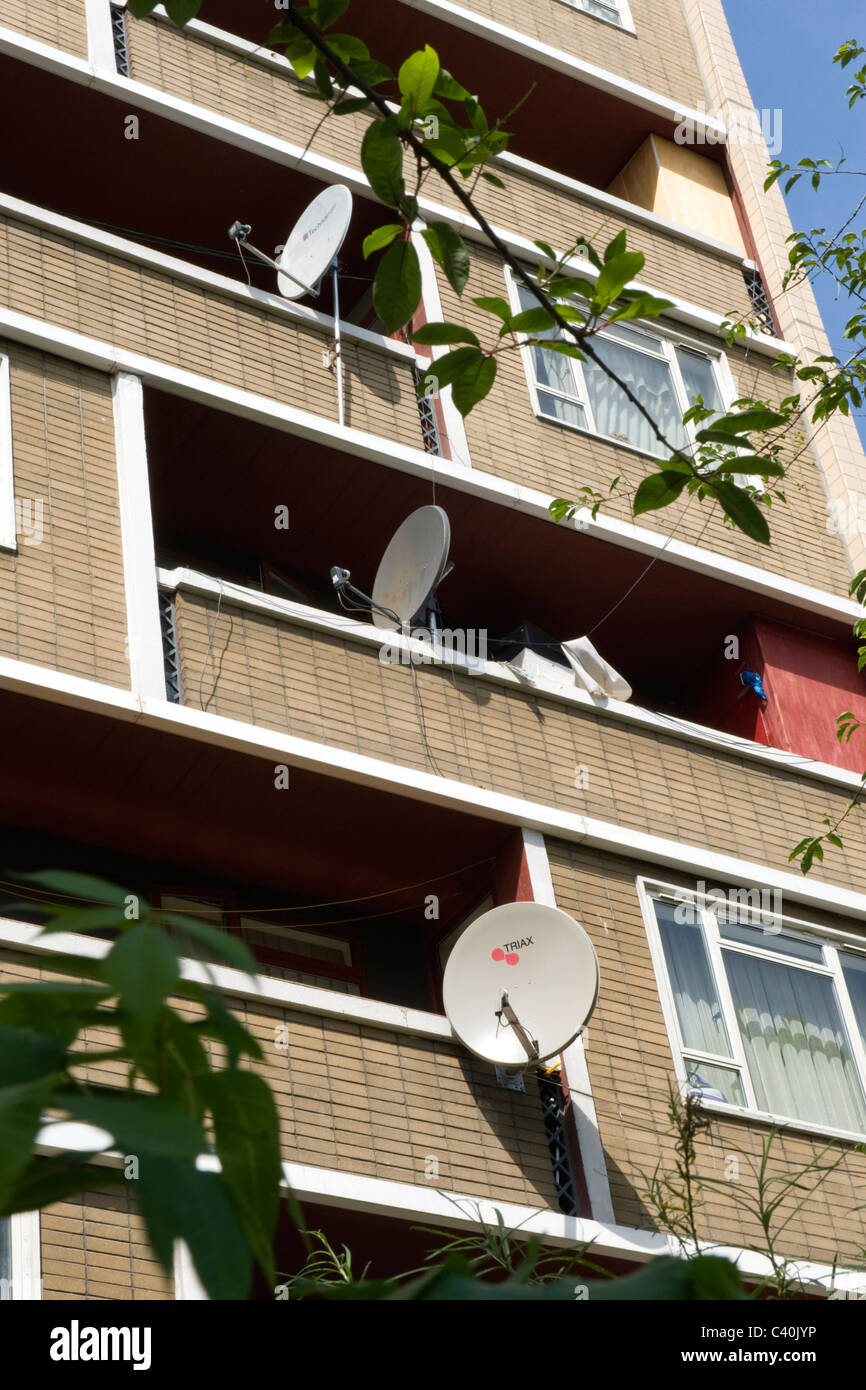 London , Kings Cross , council house flats or apartments each with satellite dishes on balcony Stock Photo