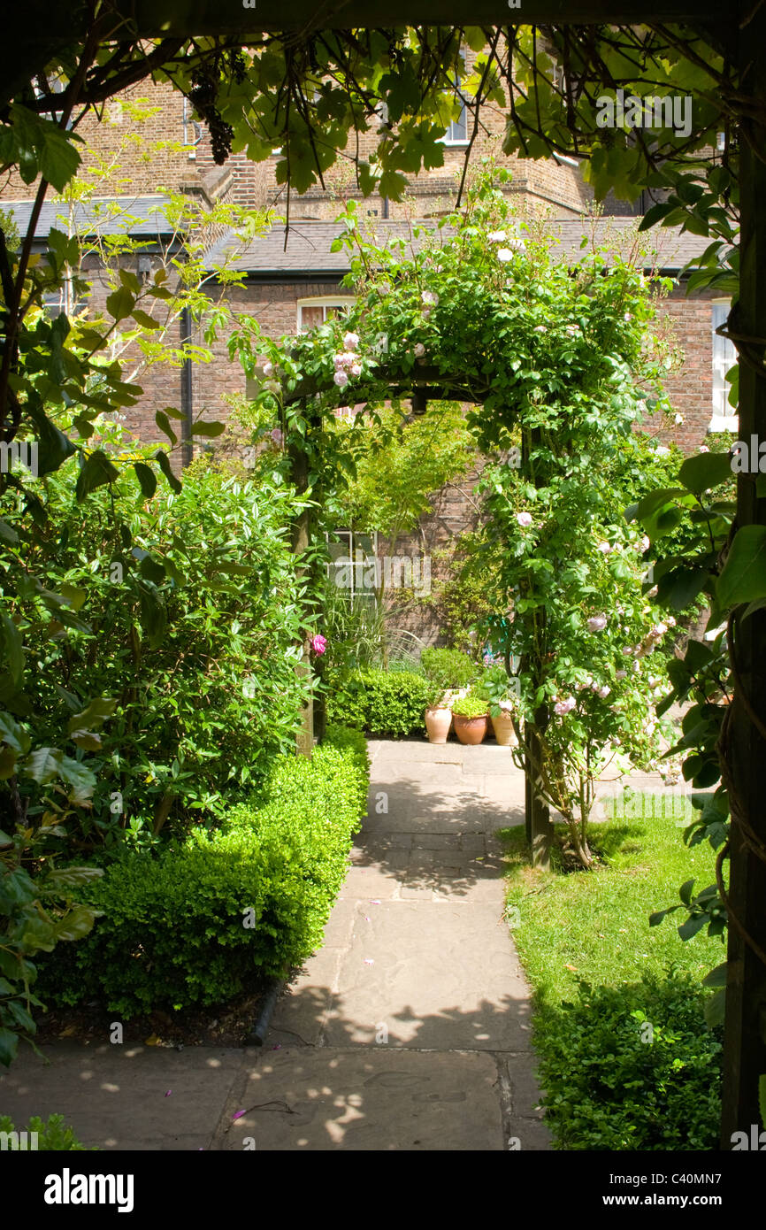 London Hampstead Village Mansfield Place Pretty Picturesque Typical English Urban Cottage Garden With Pergola Stock Photo Alamy