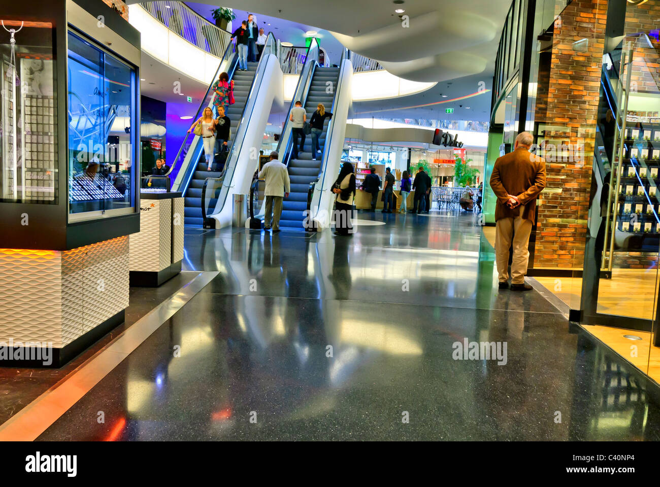 Muslim woman craps in mall