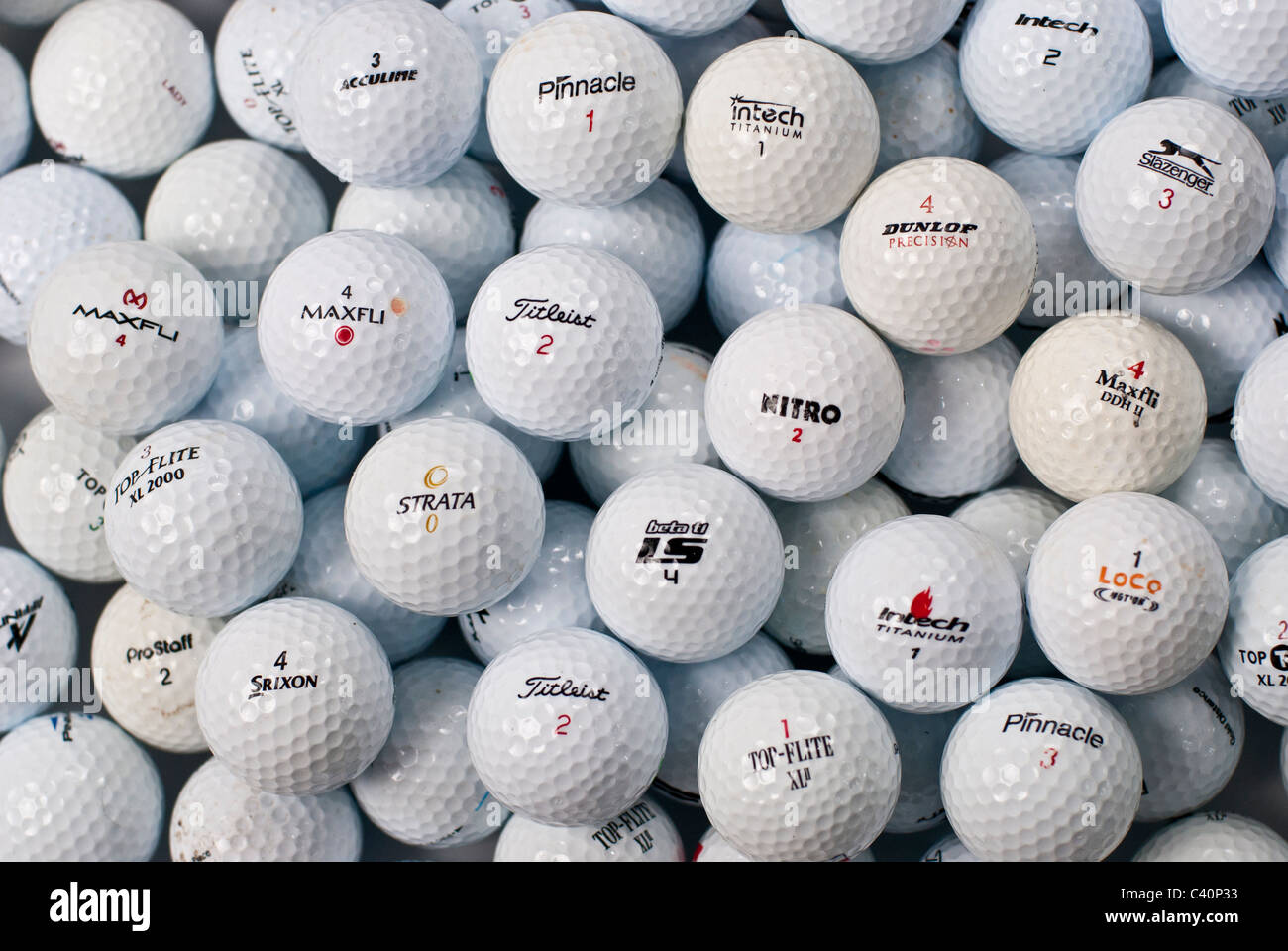 Bacteriën Meter Zwijgend Golf Balls showing variety of logos and brands Stock Photo - Alamy
