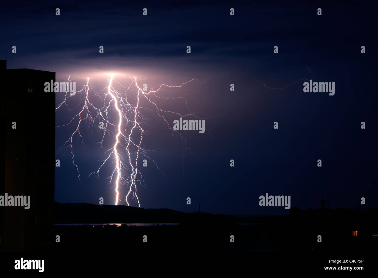 Lightning bolt flash thunderbolt hi-res stock photography and images ...
