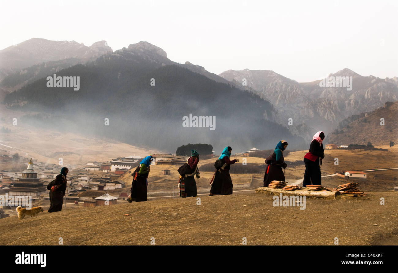 Tibetan pilgrimage in eastern TIbet. Stock Photo