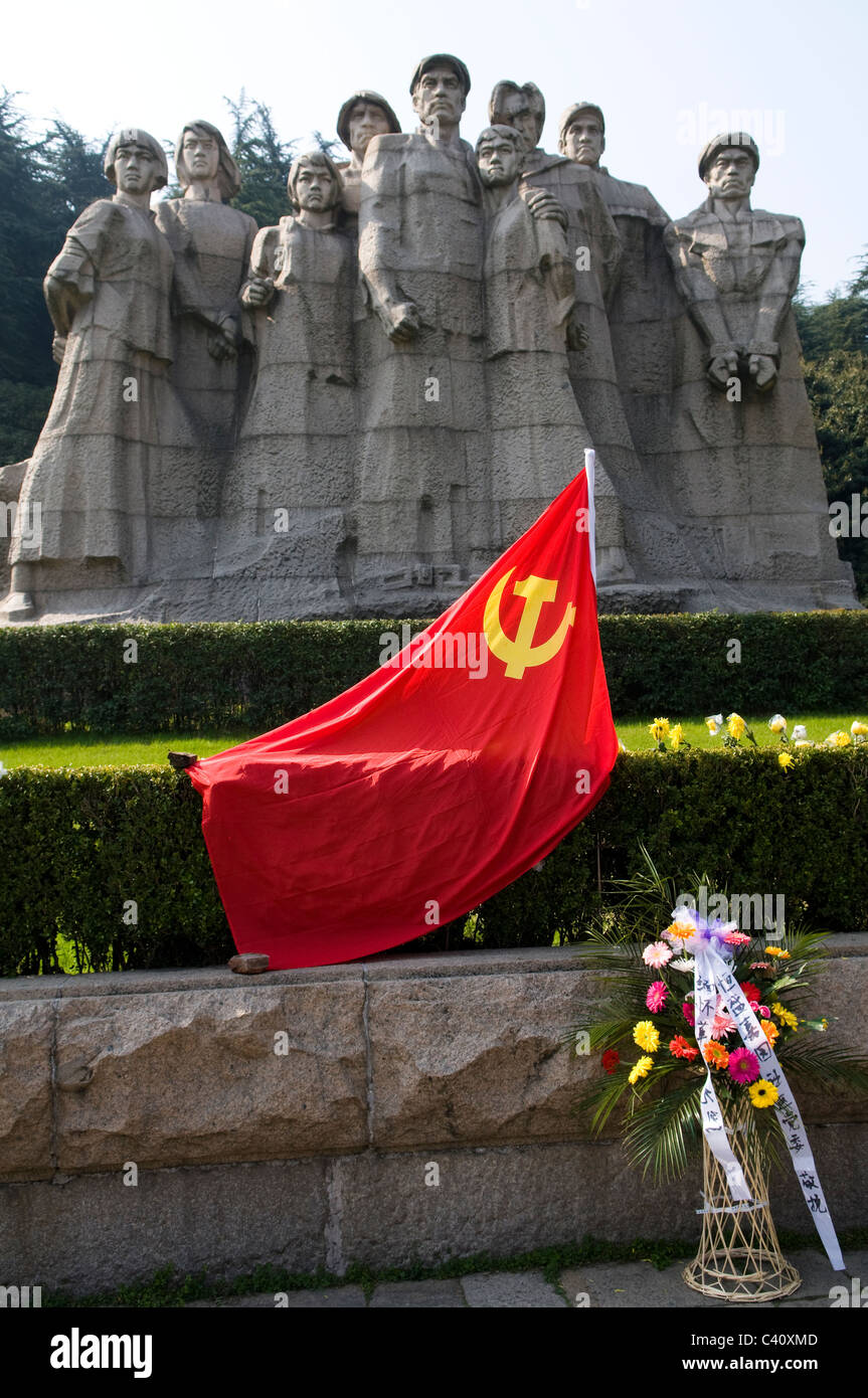 The Soviet / communist flag and flowers put by the resistance fighters statues at the Rain Flower terrace memorial park -Nanjing Stock Photo
